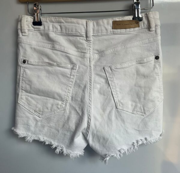 Shorts blancos deshilachados Bershka BSK - Imagen 2
