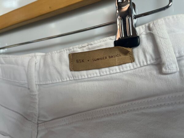 Shorts blancos deshilachados Bershka BSK - Imagen 4