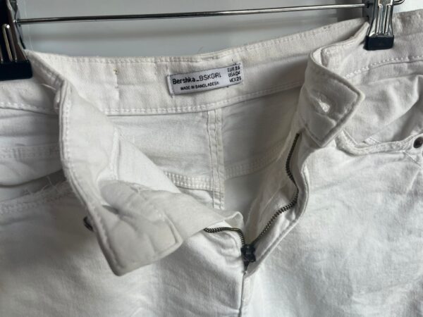 Shorts blancos deshilachados Bershka BSK - Imagen 5