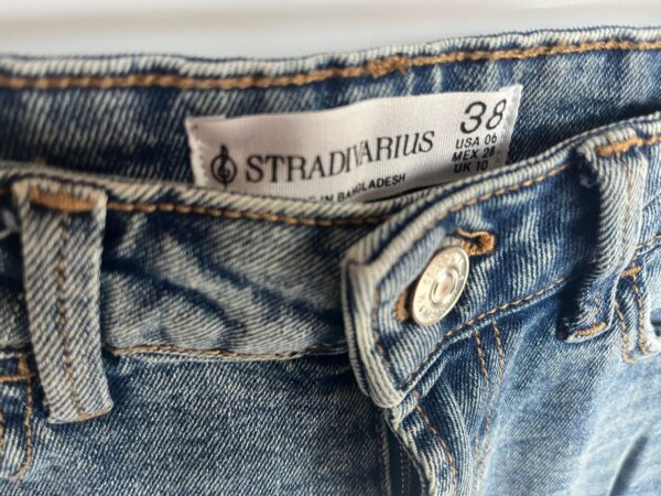 Shorts vaqueros desgastados Stradivarius - Imagen 3