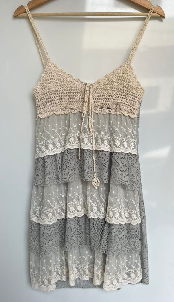 Vestido boho corto de crochet y encaje - Imagen 2