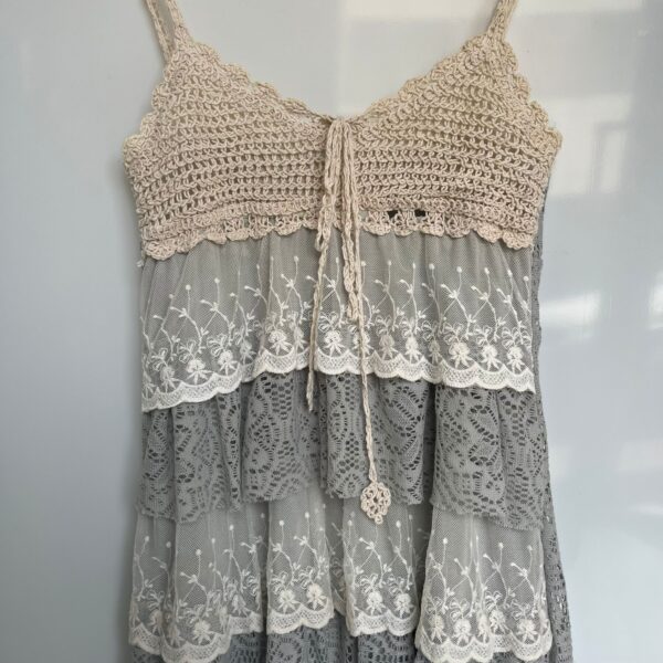Vestido boho corto de crochet y encaje