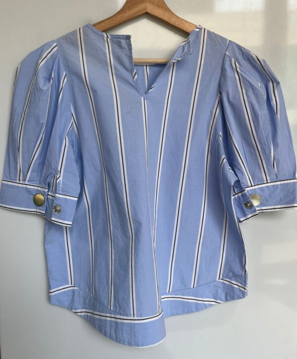 Blusa con manga abullonada Stradivarius