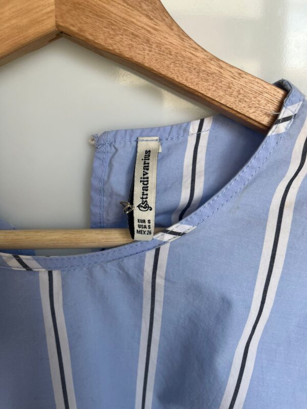 Blusa con manga abullonada Stradivarius - Imagen 4