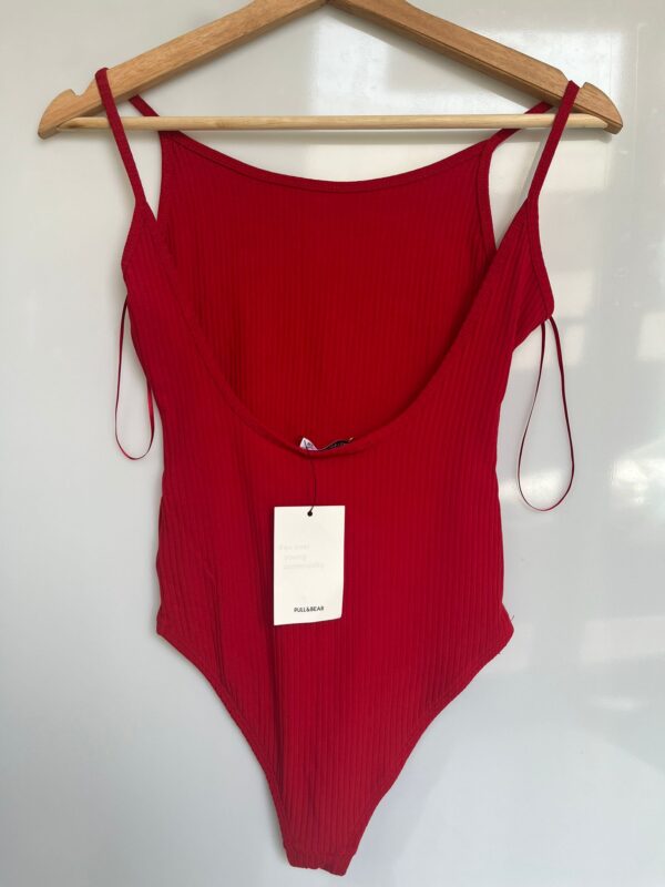 Body rojo canalé con tirantes finos - Imagen 2