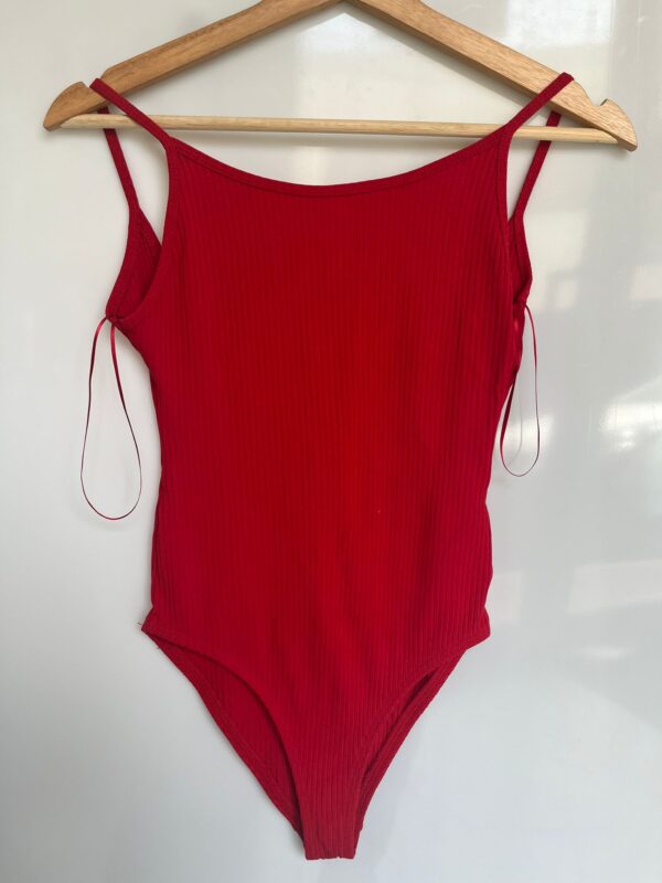 Body rojo canalé con tirantes finos - Imagen 3