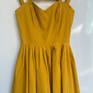 Vestido mostaza con tirantes cruzados