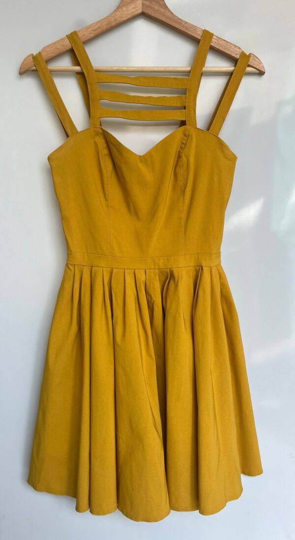 Vestido mostaza con tirantes cruzados