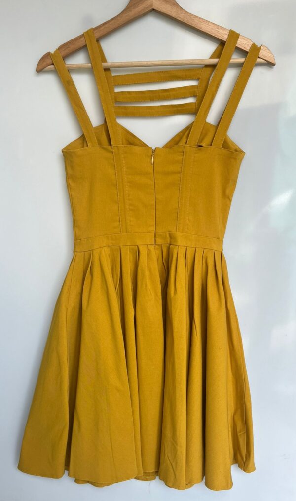 Vestido mostaza con tirantes cruzados - Imagen 2