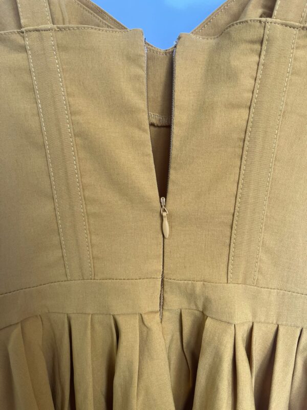 Vestido mostaza con tirantes cruzados - Imagen 3