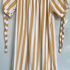 Vestido a rayas off shoulder con puntilla