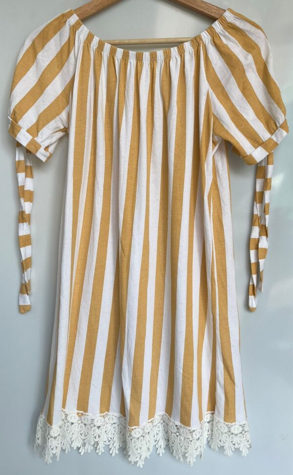 Vestido a rayas off shoulder con puntilla