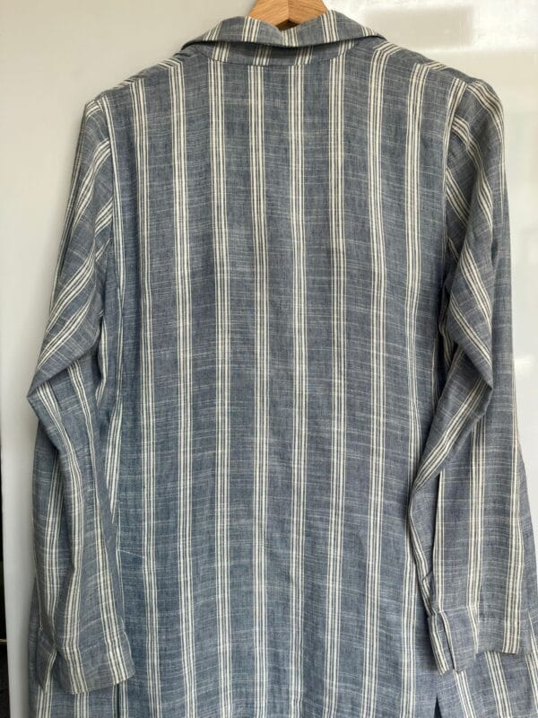 Blazer largo a rayas de lino Mango - Imagen 4