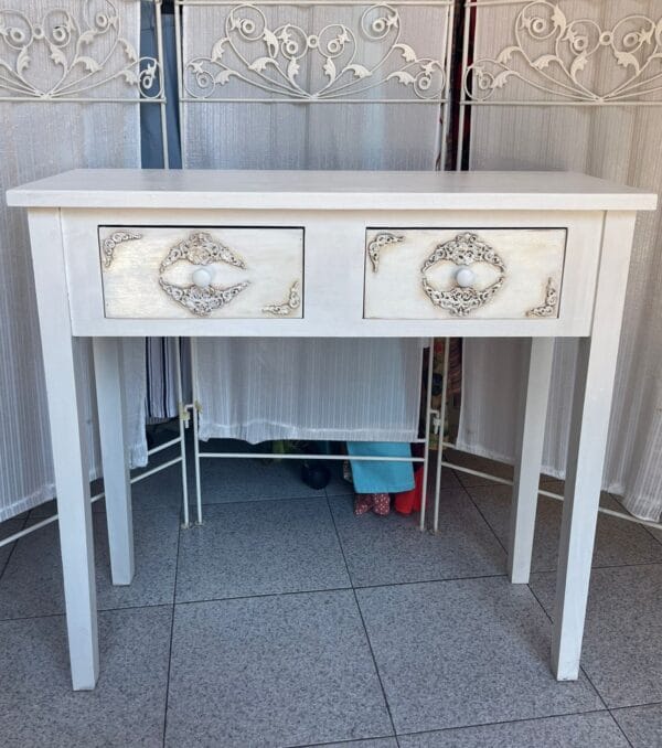 Mesa auxiliar blanca vintage con cajones