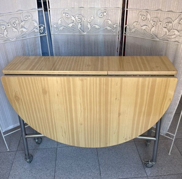 Mesa redonda plegable de madera con ruedas - Imagen 3