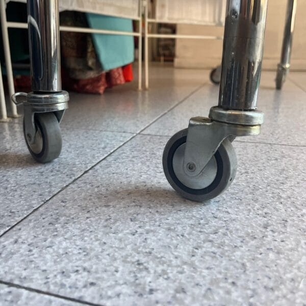 Mesa redonda plegable de madera con ruedas - Imagen 4