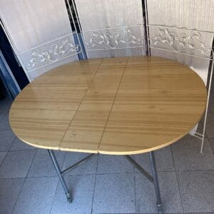 Mesa redonda plegable de madera con ruedas