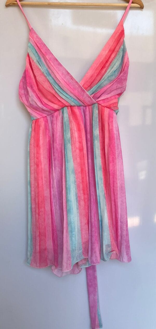 Vestido color pastel con escote cruzado - Imagen 2