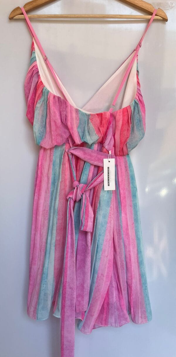 Vestido color pastel con escote cruzado - Imagen 3