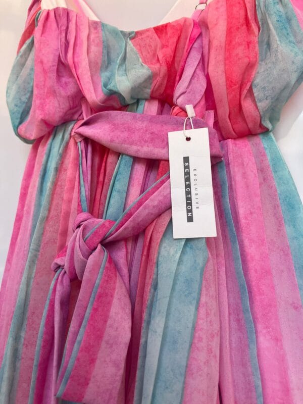 Vestido color pastel con escote cruzado - Imagen 4