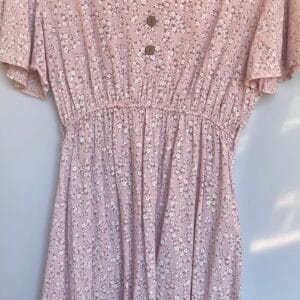 Vestido corto rosa con estampado floral