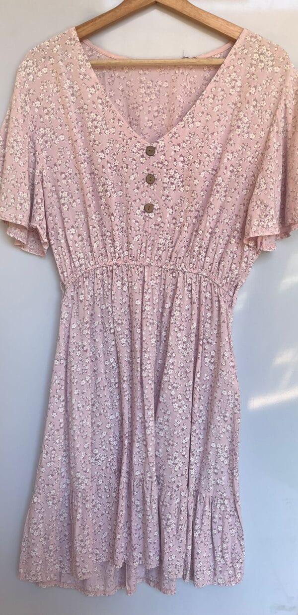 Vestido corto rosa con estampado floral