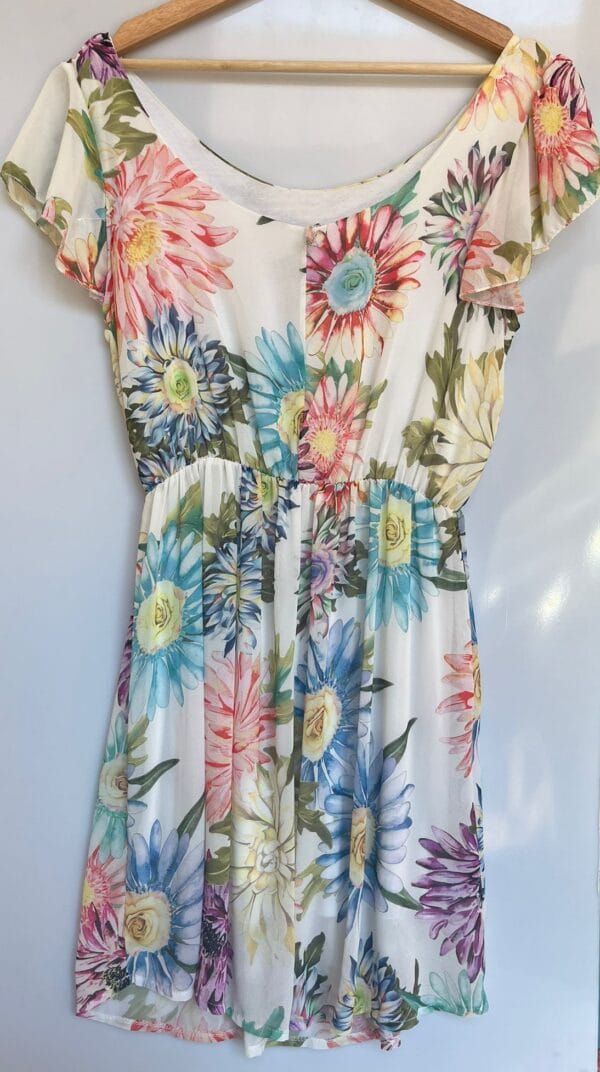 Vestido floral con vuelo y manga corta