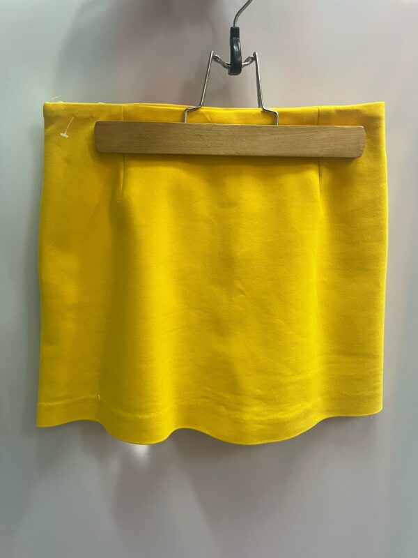 Falda pantalón amarilla cruzada | Ropa juvenil segunda mano - Imagen 2
