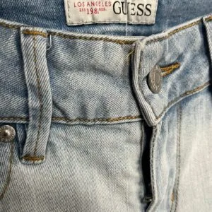 Pantalón vaquero roto GUESS – Talla XS (Segunda mano)