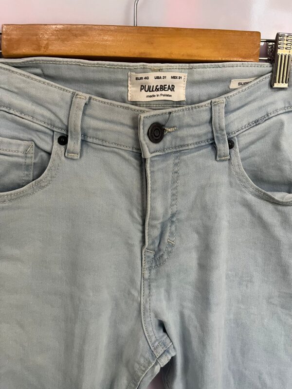 Pantalón vaquero desgastado Pull&Bear celeste Talla L - Imagen 2