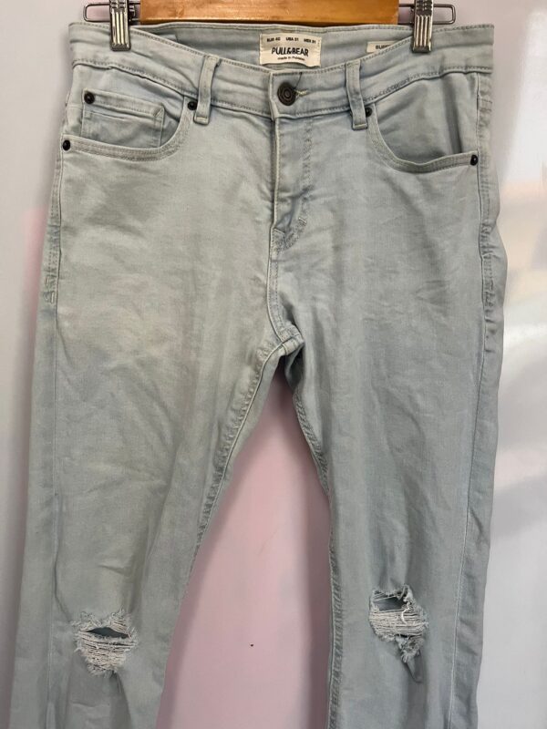 Pantalón vaquero desgastado Pull&Bear celeste Talla L