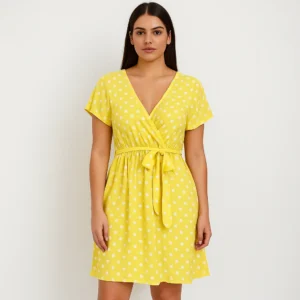 Vestido corto amarillo con cinturón anudado