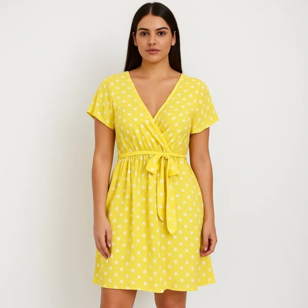Vestido corto amarillo con cinturón anudado