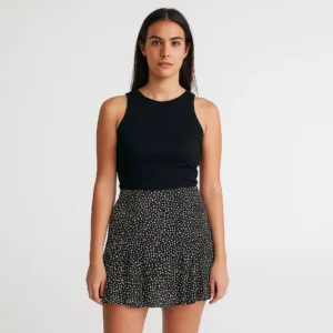 Falda corta negra con lunares blancos