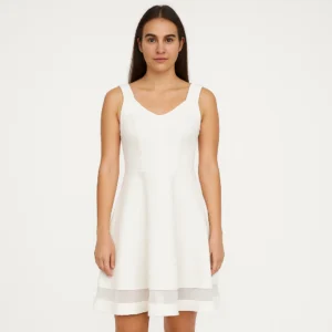 Vestido blanco con textura y detalle de tul