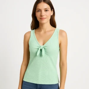 Top verde menta de canalé con nudo frontal