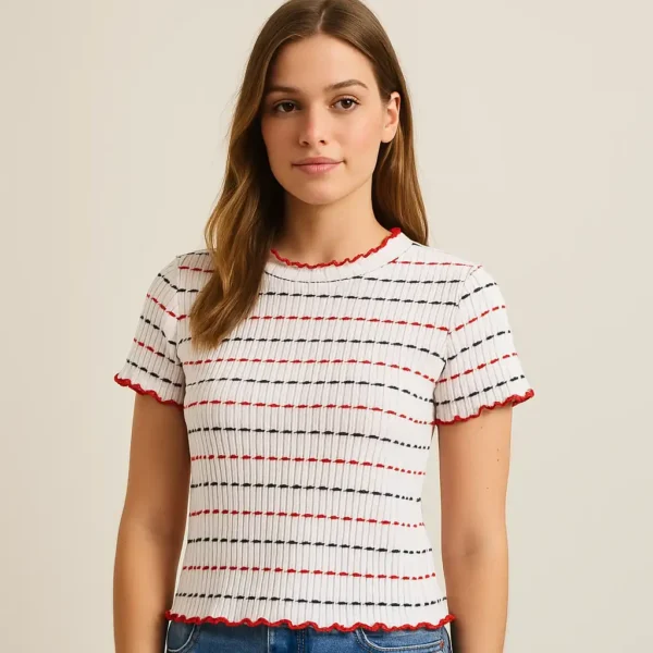 Camiseta corta de punto a rayas rojas y negras