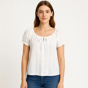 Blusa blanca con detalle de pintucks