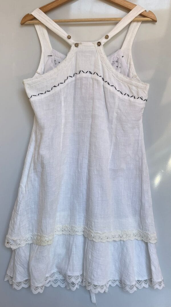 Vestido blanco bordado estilo boho - Imagen 2