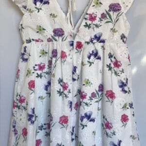Vestido blanco con flores y bordado calado