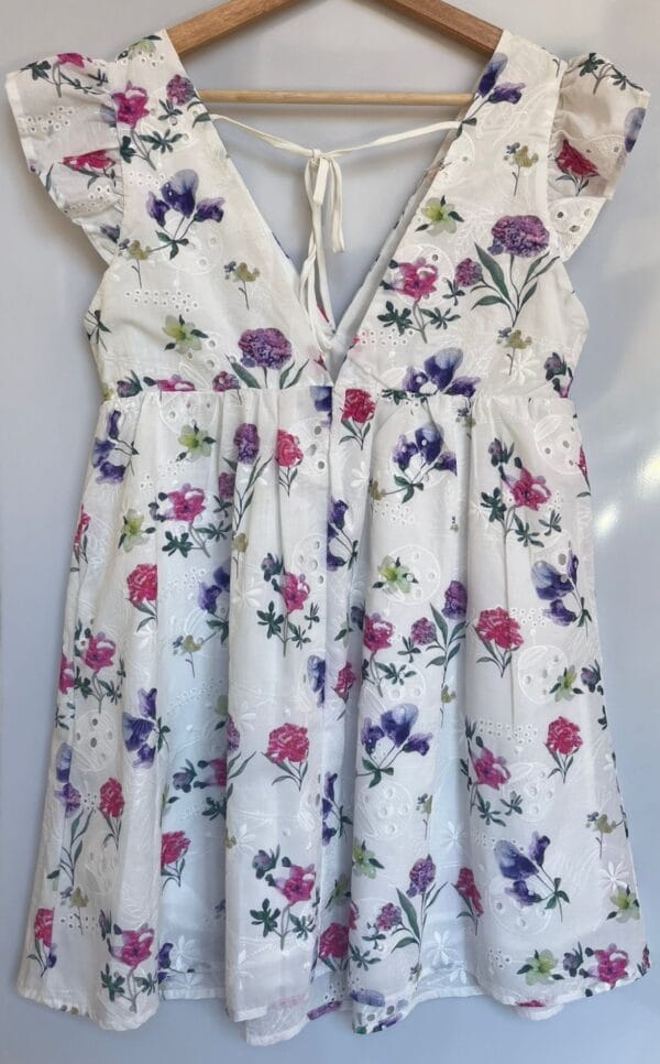 Vestido blanco con flores y bordado calado