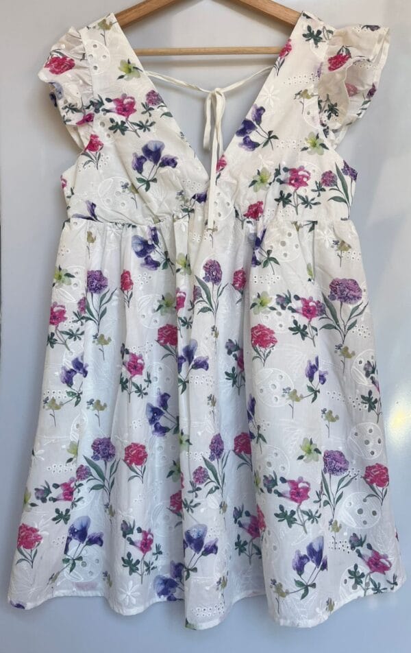 Vestido blanco con flores y bordado calado - Imagen 2