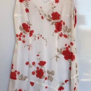 Vestido largo blanco con flores rojas