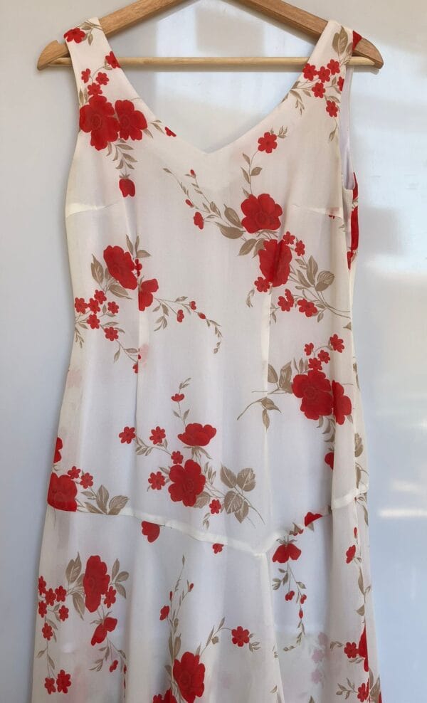 Vestido largo blanco con flores rojas