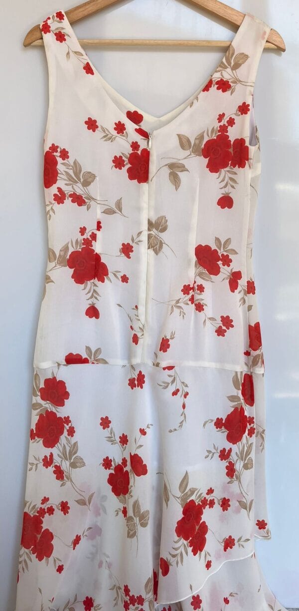 Vestido largo blanco con flores rojas - Imagen 2