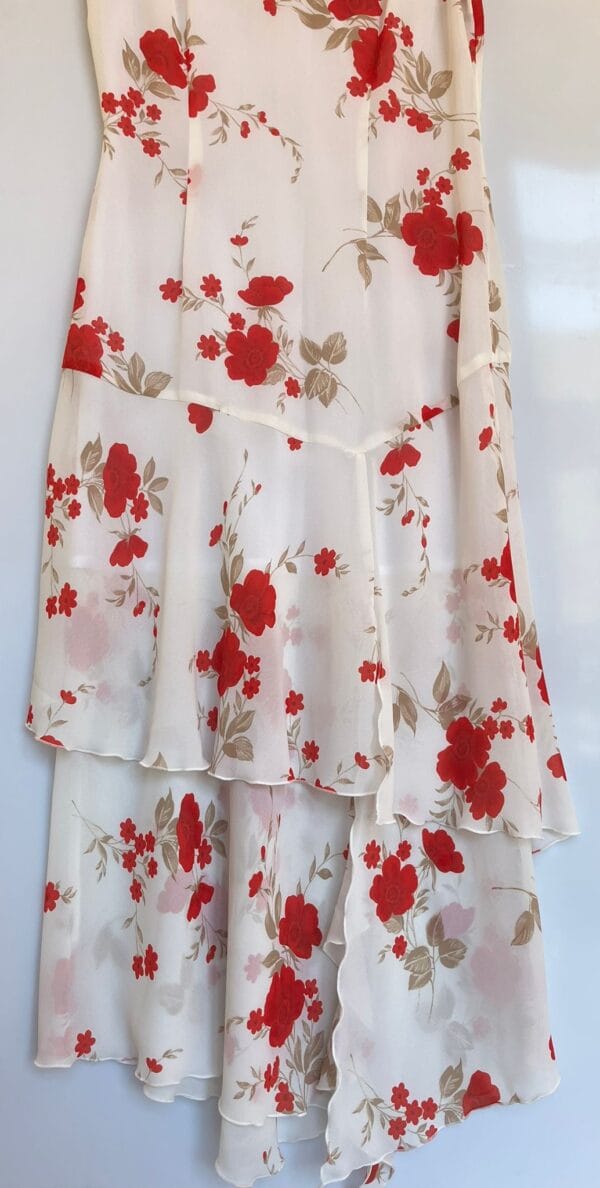 Vestido largo blanco con flores rojas - Imagen 3