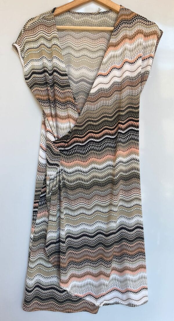 Vestido cruzado con estampado zigzag - Imagen 2