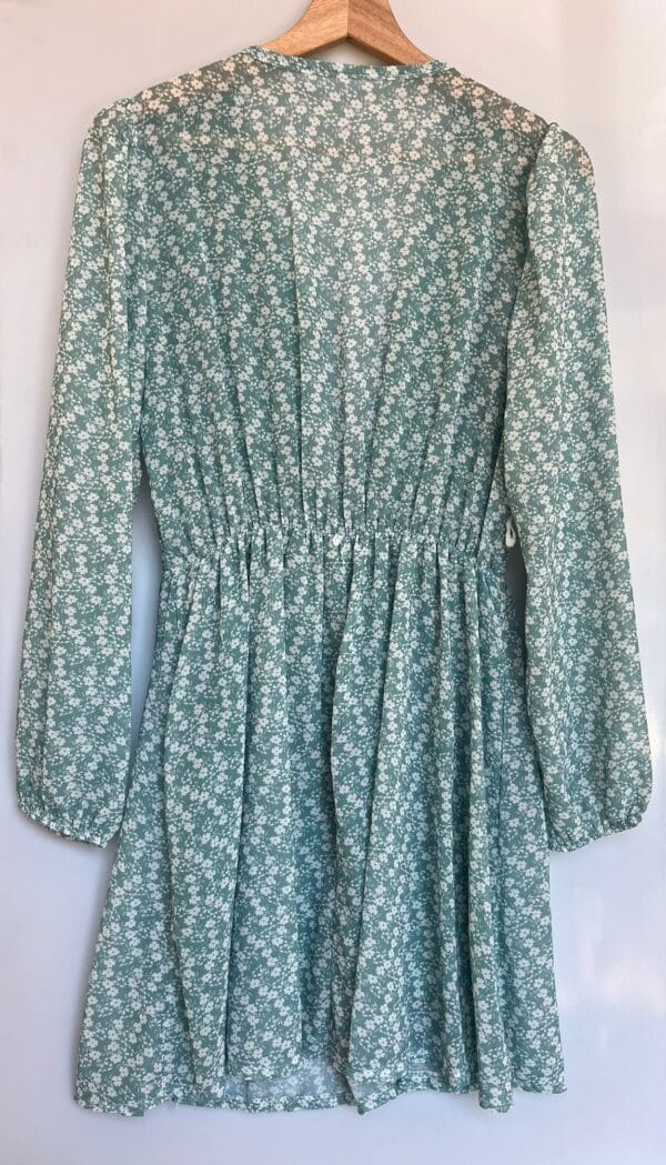 Vestido corto con florecitas y manga larga - Imagen 2
