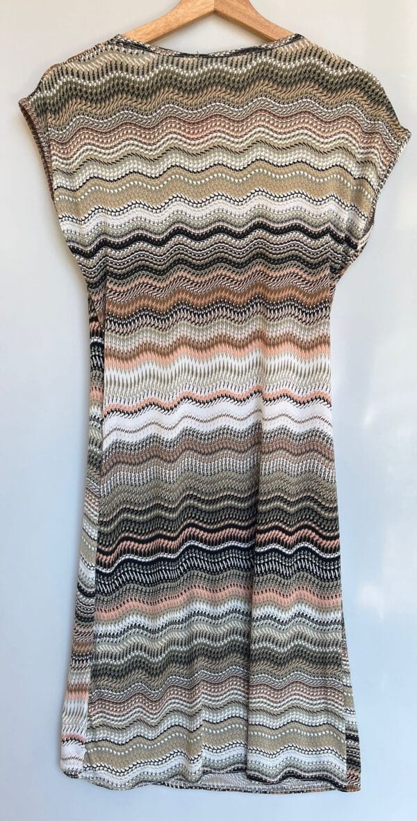 Vestido cruzado con estampado zigzag - Imagen 3