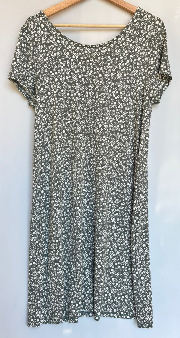 Vestido corto floral con escote cruzado